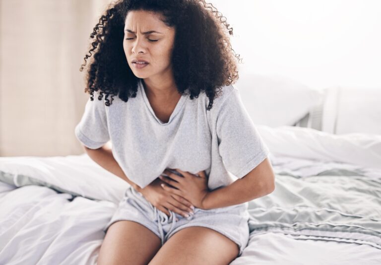 Abdomen,Pain,,Period,And,Black,Woman,In,Bed,With,Abdominal